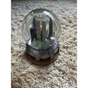 Vintage Bloomingdale's NYC Pre 9/11 Twin Towers Musical/Revolving Snow Globe